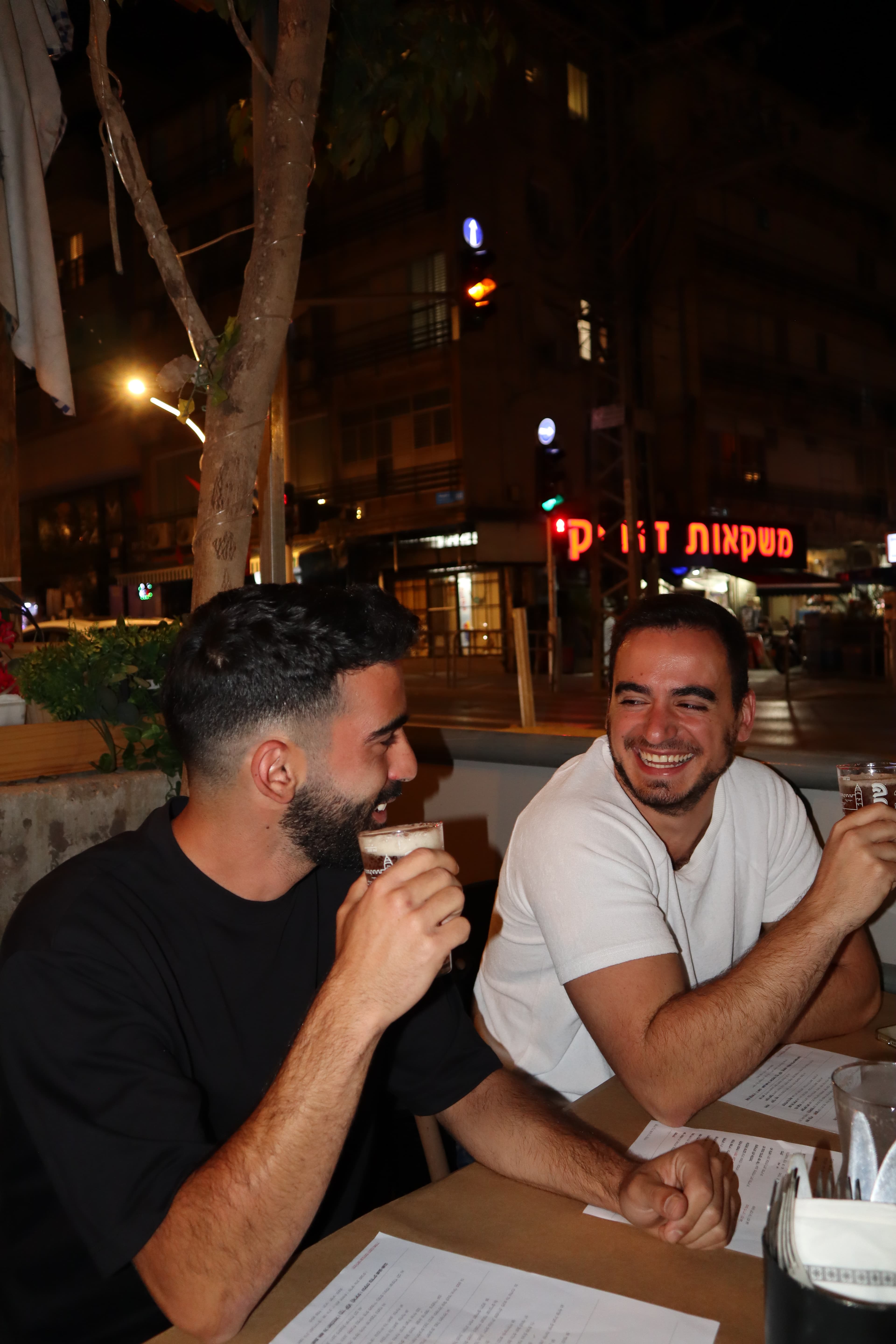 חברים נהנים בארוחה