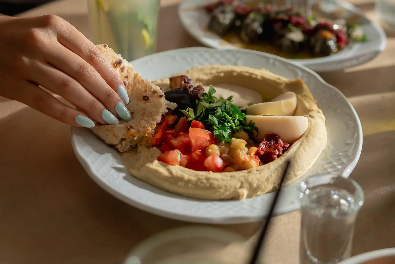 שולחן מלא עם משקאות — אווירת ערב בעלינא